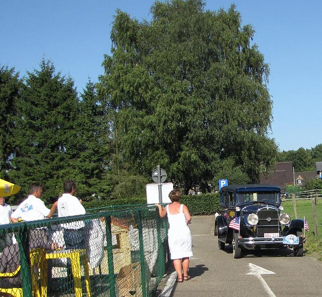 Prijsuitreiking voor de mooiste, oudste, speciaalste en de auto die van het verst kwam,  verschillende leden van MG Club Limburg vielen in de prijzen, kijk maar (19).JPG